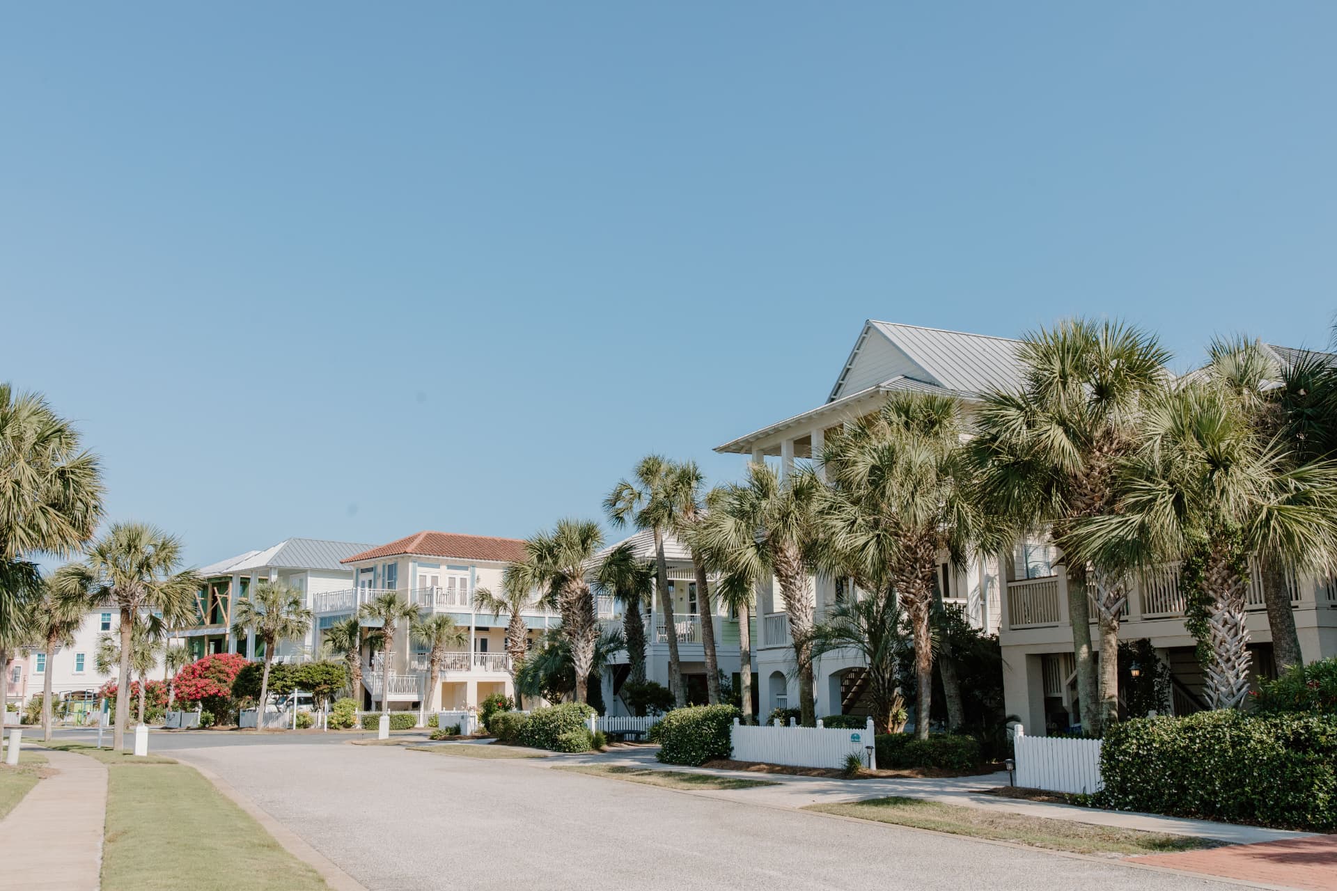 Palm-lined street of pastel beach cottages along Scenic 30A in South Walton, Florida (photo: Tara Winstead, Pexels)